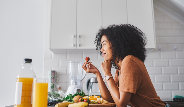 How Lighting, Noise, and Screens Affect How You Eat