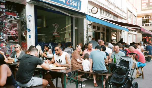 How Noise and Crowded Spaces Affect Eating Speed