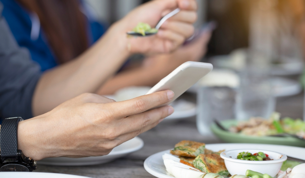 How Notifications Interrupt Mealtime Awareness