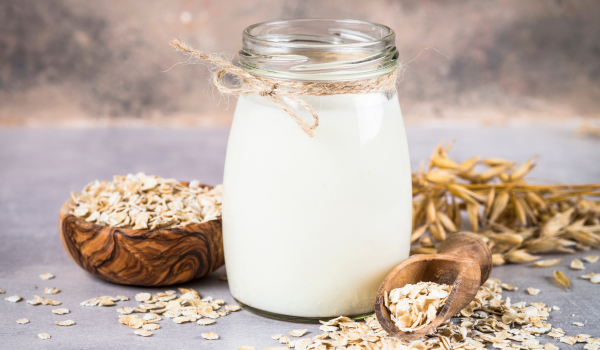 4 Benefits of Oat Milk, Plus Nutrition and Risks