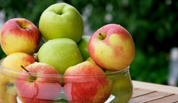 Apples and Their Health Benefits: Fiber, Antioxidants, and Heart Wellness